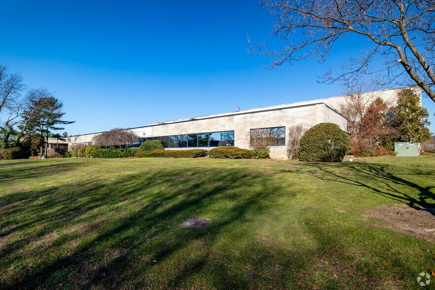 50 Commerce Dr, Hauppauge, NY à louer - Photo du bâtiment - Image 3 de 4