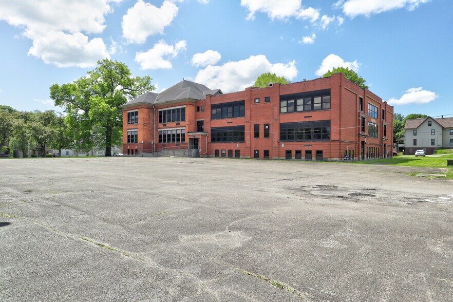 1101 E 2nd St, Jamestown, NY à vendre - Photo du bâtiment - Image 3 de 23