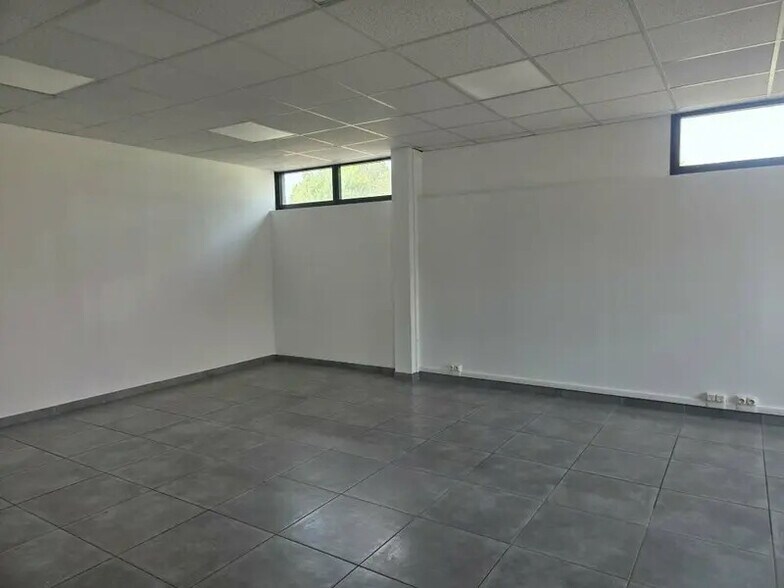 49 Avenue Lefèvre, Vaulx-en-Velin for lease - Interior Photo - Image 2 of 8