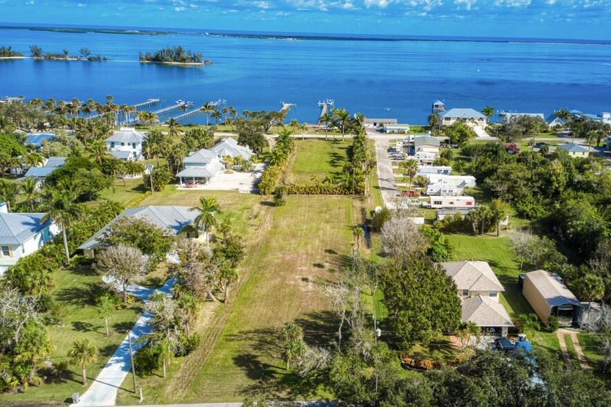 13405 N Indian River Dr, Sebastian, FL à vendre - Photo principale - Image 1 de 1