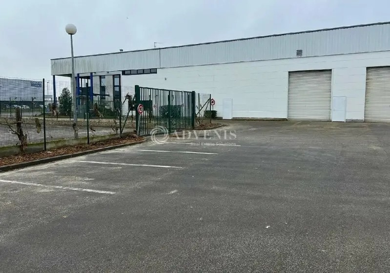 Industrial in Lesquin for lease - Building Photo - Image 1 of 3