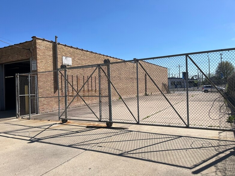 5707 N Northwest Hwy, Chicago, IL for lease - Building Photo - Image 2 of 9