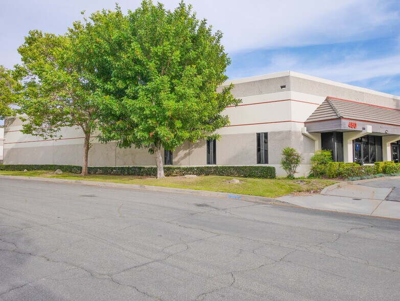 450 S Lone Hill Ave, San Dimas, CA à louer - Photo du bâtiment - Image 3 de 19