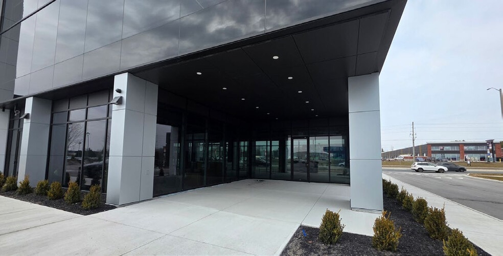 481 Taunton Rd W, Oshawa, ON à louer - Photo du bâtiment - Image 2 de 14