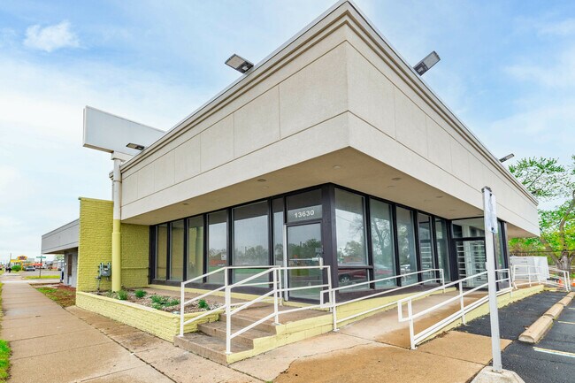 Plus de détails pour 13630 W Eight Mile Rd, Oak Park, MI - Commerce de détail à louer