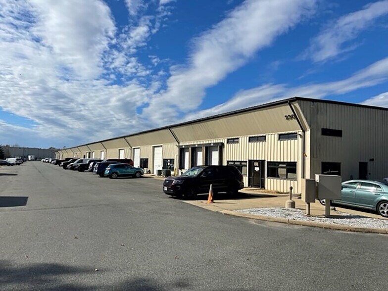 230 Industrial Dr, Fredericksburg, VA for lease - Building Photo - Image 1 of 1