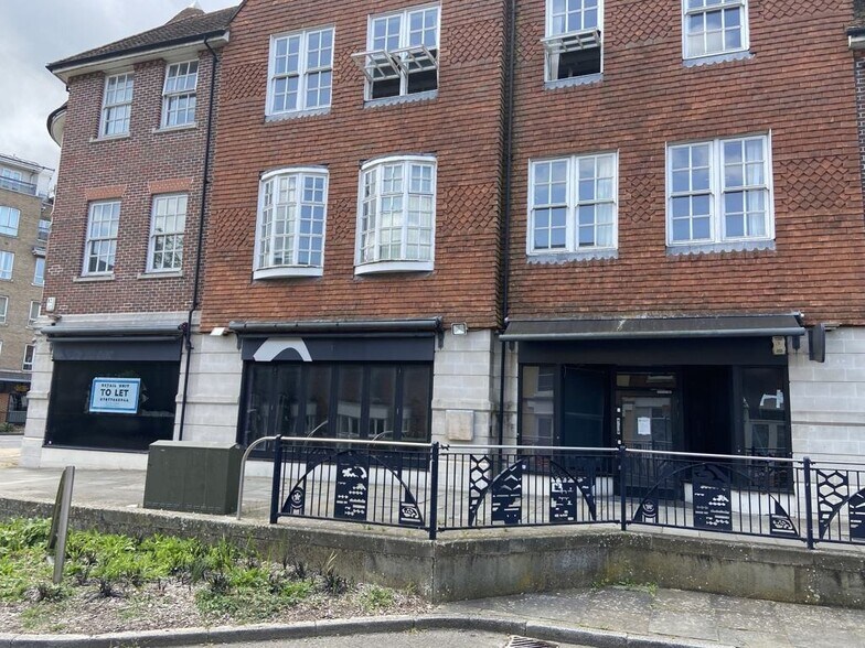 26-32 High St, Crawley à louer - Photo du bâtiment - Image 3 de 6