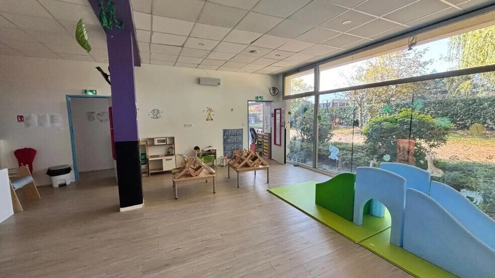 2 Avenue Des Bosquets, Montigny-le-Bretonneux à louer - Photo du bâtiment - Image 2 de 14