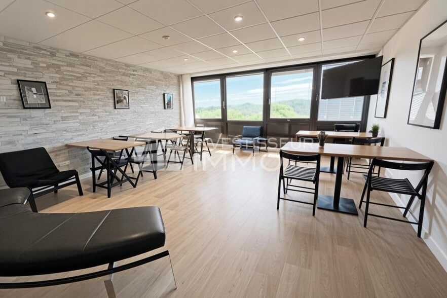 Office in Boissy Saint Leger for lease - Interior Photo - Image 3 of 9