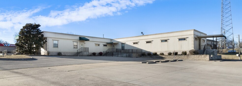 305 Dover Rd, Clarksville, TN à louer - Photo du bâtiment - Image 2 de 6