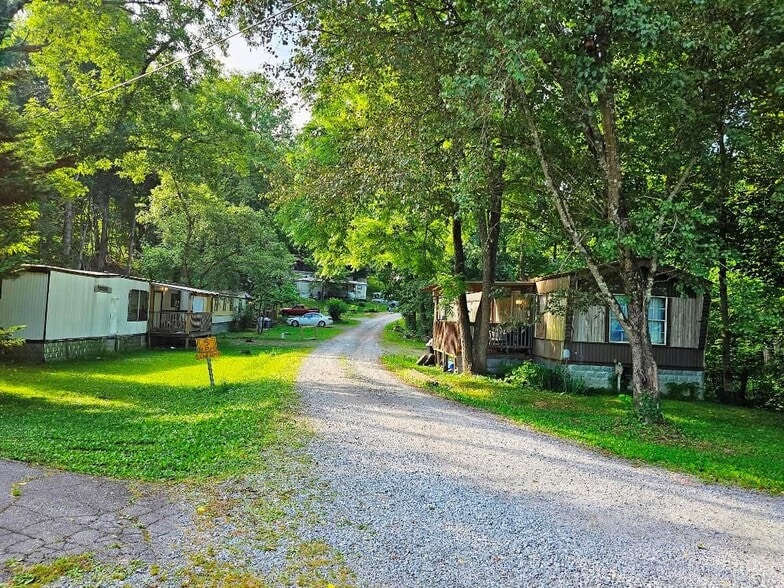4573 Bluff City Hwy, Bluff City, TN for sale - Primary Photo - Image 1 of 4