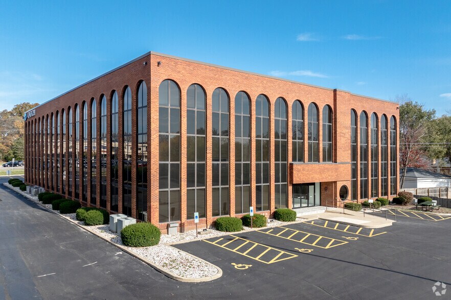 2115 Butterfield Rd, Oak Brook, IL à louer - Photo du bâtiment - Image 1 de 19
