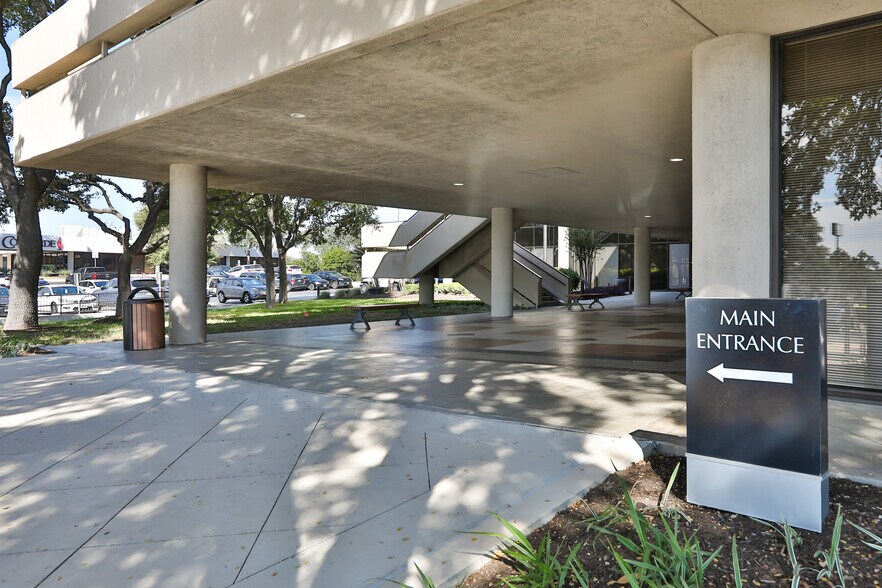 4801 NW Loop 410, San Antonio, TX à louer - Photo du bâtiment - Image 3 de 12