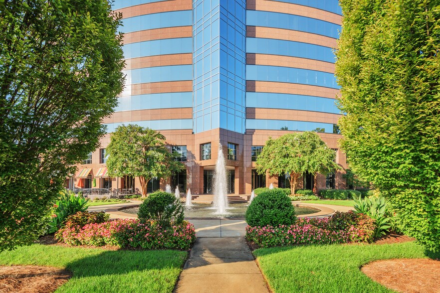 6100 Fairview Rd, Charlotte, NC à louer - Photo du bâtiment - Image 2 de 2