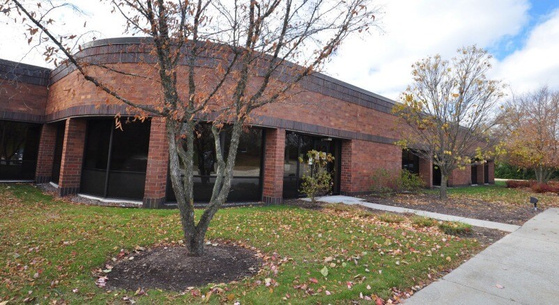 11425 W Lake Park Dr, Milwaukee, WI for lease - Building Photo - Image 2 of 8