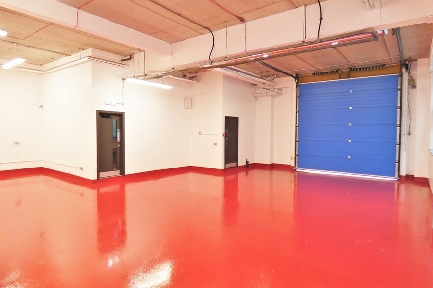 Ryan Dr, Brentford for lease - Interior Photo - Image 2 of 10