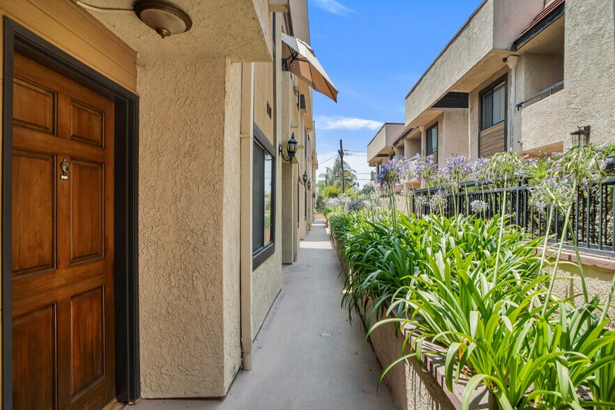 1207 N Columbus Ave, Glendale, CA à vendre - Photo du bâtiment - Image 2 de 38