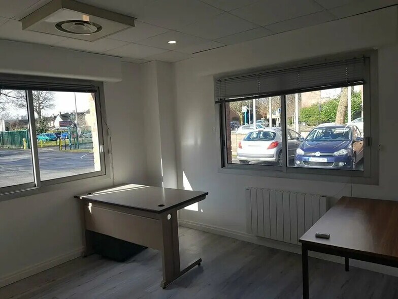 Bureau dans Évry-Courcouronnes à louer - Photo du bâtiment - Image 3 de 5