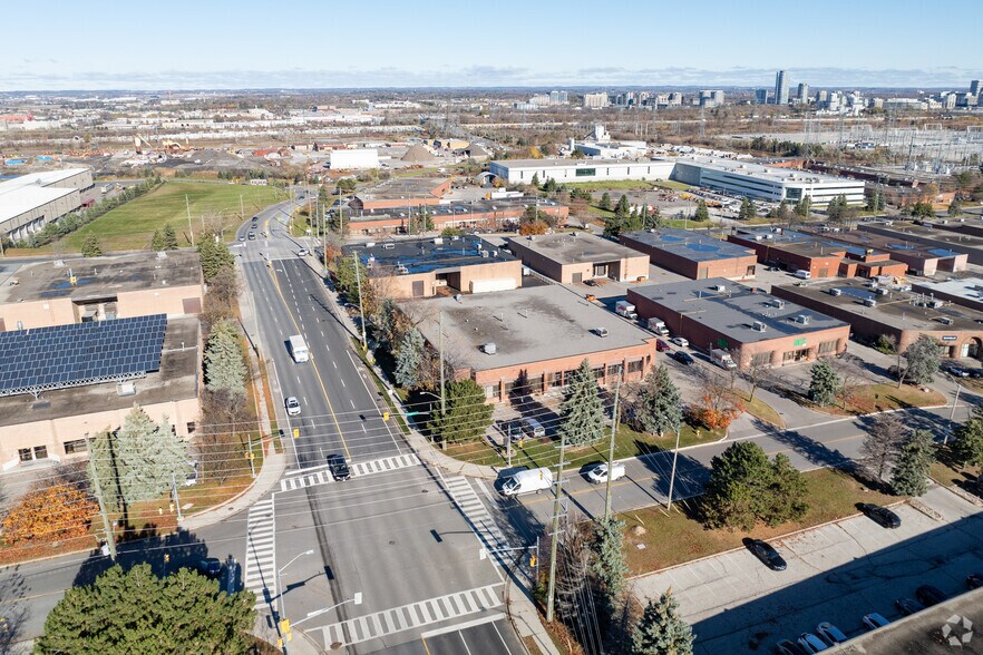 42 Riviera Dr, Markham, ON à louer - Photo du bâtiment - Image 2 de 3