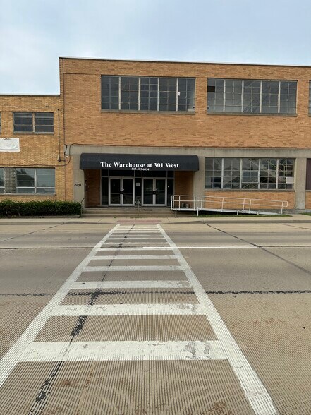 301 W 3rd St, Sterling, IL à vendre - Photo du bâtiment - Image 2 de 23