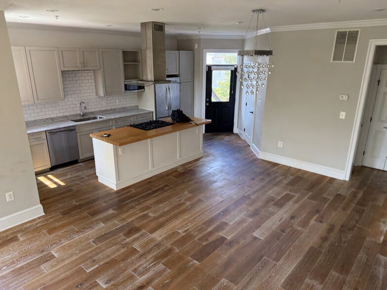 1804 Independence Ave SE, Washington, DC for sale - Interior Photo - Image 2 of 6