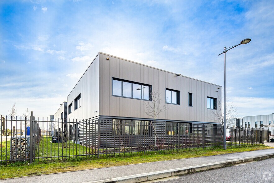 Flex in Saint-Priest for lease - Primary Photo - Image 1 of 5