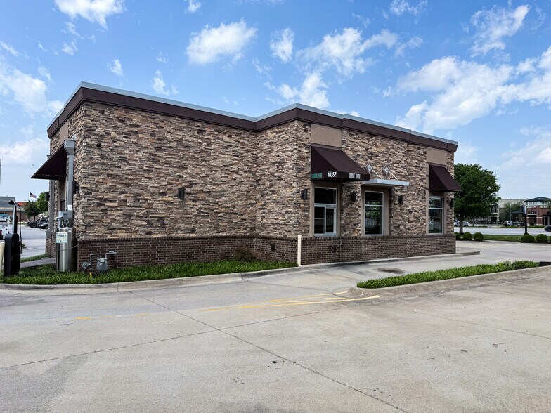 1500 S Walton Blvd, Bentonville, AR à louer - Photo du bâtiment - Image 2 de 9