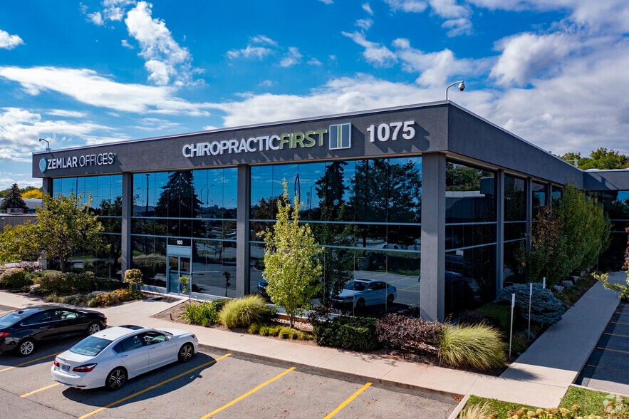 1075 North Service Rd W, Oakville, ON à vendre - Photo du bâtiment - Image 2 de 4