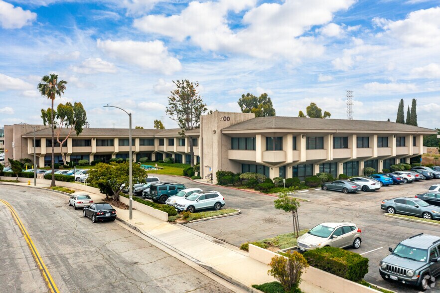500 E Carson Plaza Dr, Carson, CA à louer - Photo du bâtiment - Image 1 de 7