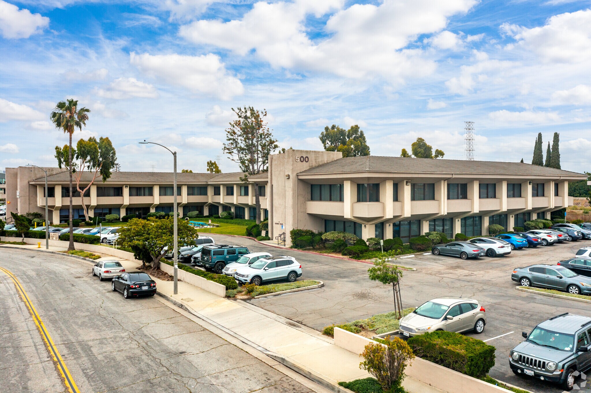 500 E Carson Plaza Dr, Carson, CA à louer Photo du bâtiment- Image 1 de 8