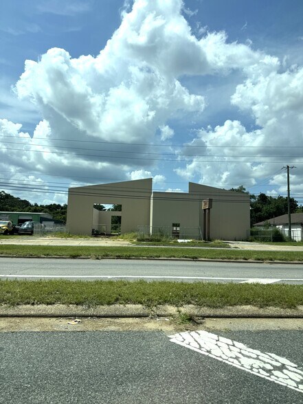 3814 W Fairfield Dr, Pensacola, FL for sale - Building Photo - Image 3 of 11