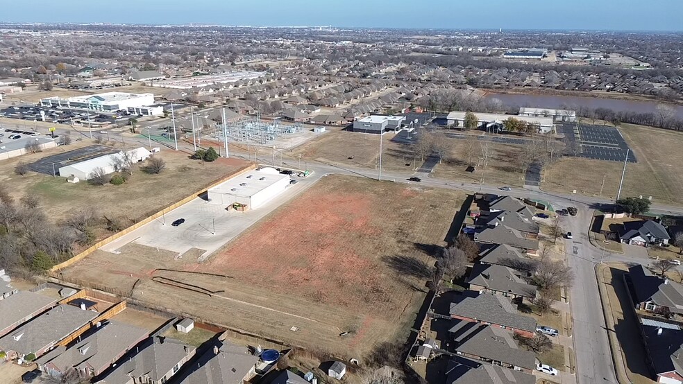 12327 Pennsylvania Avenue, Oklahoma City, OK à vendre - Photo du bâtiment - Image 3 de 6