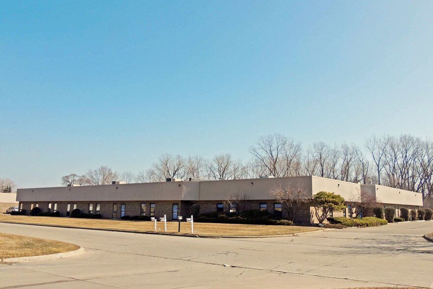 24722-24800 Forterra Dr, Warren, MI for lease - Building Photo - Image 3 of 4