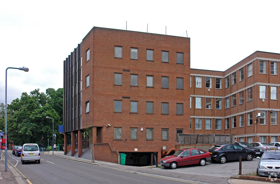 269-275 Cranbrook Rd, Ilford à louer - Photo du bâtiment - Image 2 de 2