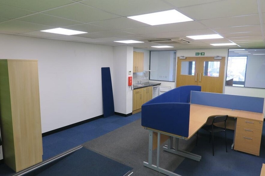 137 Blenheim Rd, Harrow for sale - Building Photo - Image 3 of 8