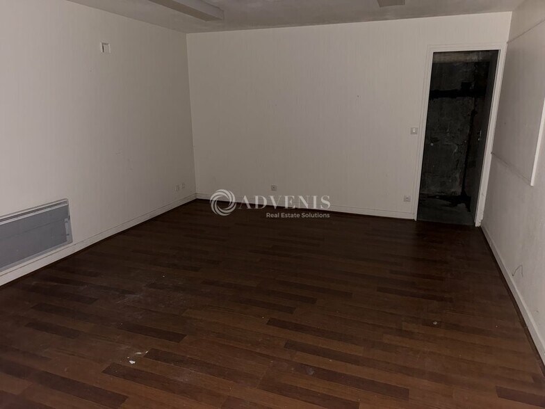 Retail in Orléans for lease - Building Photo - Image 3 of 8