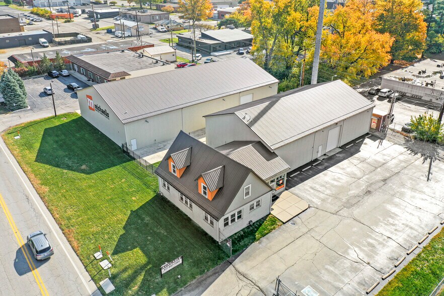 2601 E 56th St 2-Flex Buildings on Site portefeuille de 2 propriétés à vendre sur LoopNet.ca - Photo du bâtiment - Image 3 de 29