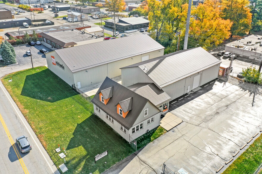 2601 E 56th St 2-Flex Buildings on Site portefeuille de 2 propriétés à vendre sur LoopNet.ca - Photo du bâtiment - Image 3 de 3