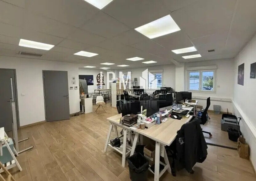 Flex in Aubagne for lease - Interior Photo - Image 3 of 5