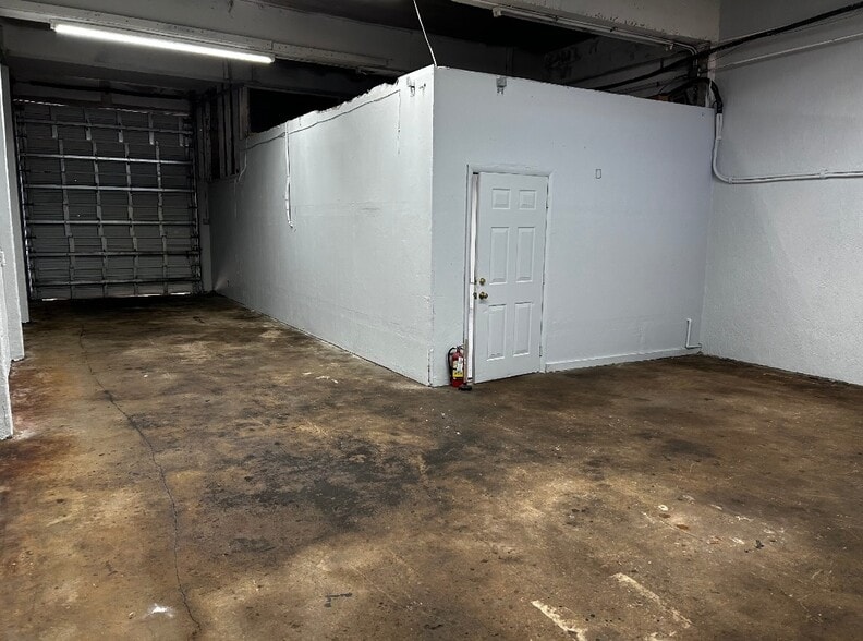 241 NE 32nd Ct, Oakland Park, FL for lease - Interior Photo - Image 3 of 11