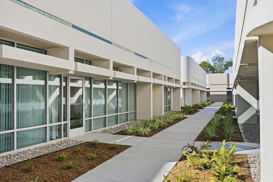 1371 Warner Ave, Tustin, CA à louer - Photo du bâtiment - Image 2 de 22
