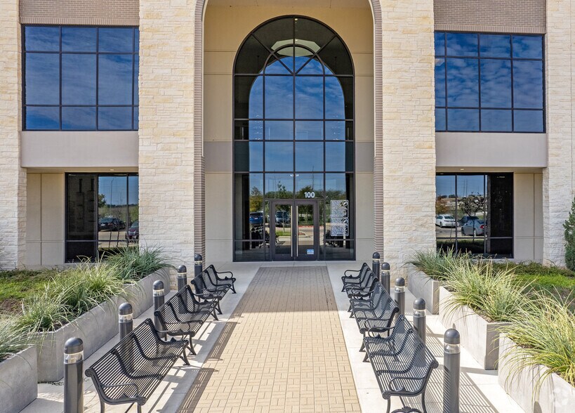 15709 Impact Way, Pflugerville, TX à louer - Photo du bâtiment - Image 3 de 7