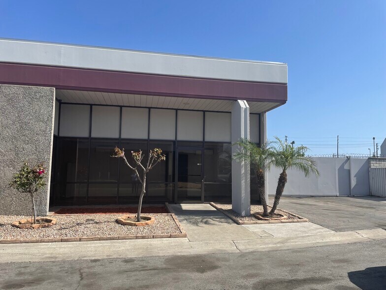 1163 N Knollwood Cir, Anaheim, CA à louer - Photo du bâtiment - Image 3 de 4