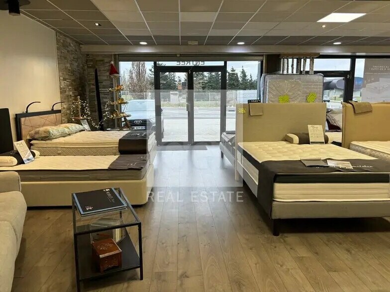 53 Route De Grenoble, Saint-Priest for lease - Interior Photo - Image 3 of 11