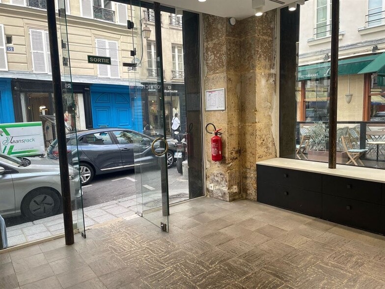 Retail in Paris for lease - Interior Photo - Image 2 of 5