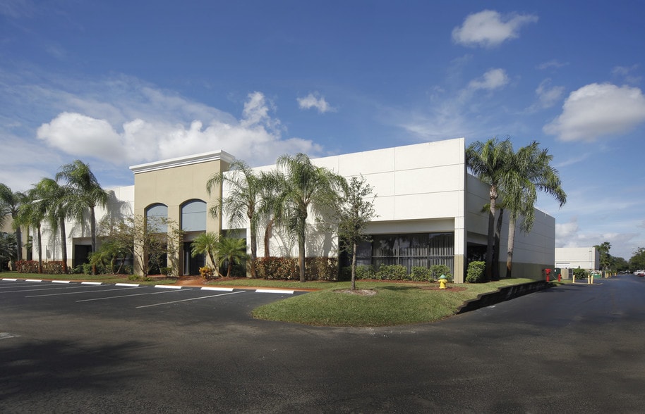 602 S Military Trl, Deerfield Beach, FL for lease - Building Photo - Image 2 of 22
