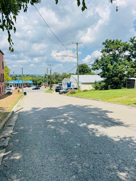 6119 Charlotte Ave, Nashville, TN à vendre - Photo du bâtiment - Image 2 de 15