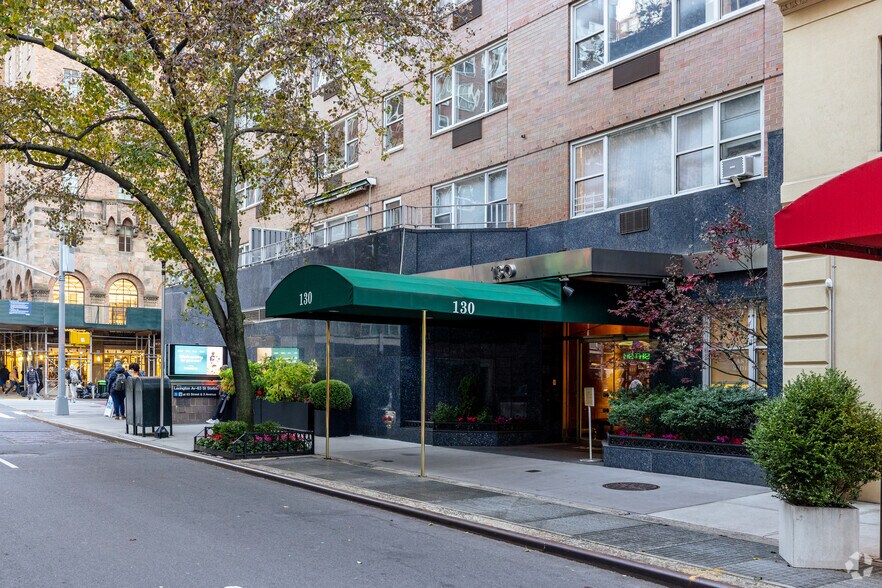 130 E 63rd St, New York, NY à vendre - Photo du bâtiment - Image 2 de 2