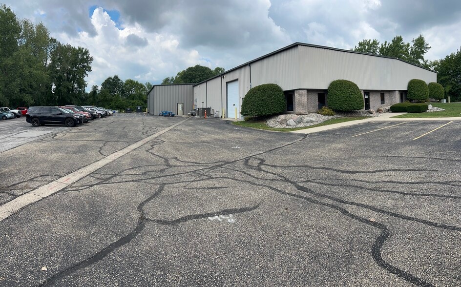 2921 Lavanture Pl, Elkhart, IN for sale - Building Photo - Image 2 of 4