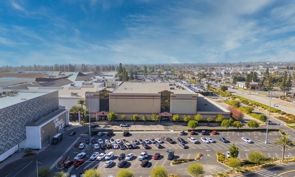 5060 Montclair Plaza Ln, Montclair, CA à louer - Photo du bâtiment - Image 2 de 77